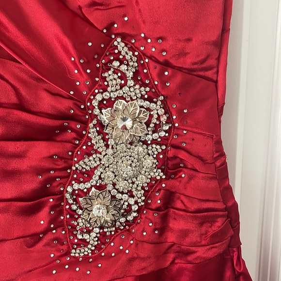 Beautiful red gown - Picture 4 of 6